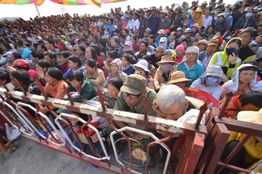Hàng ngàn người chen chân nghe sát thủ vụ thảm án Bình Phước thú tội