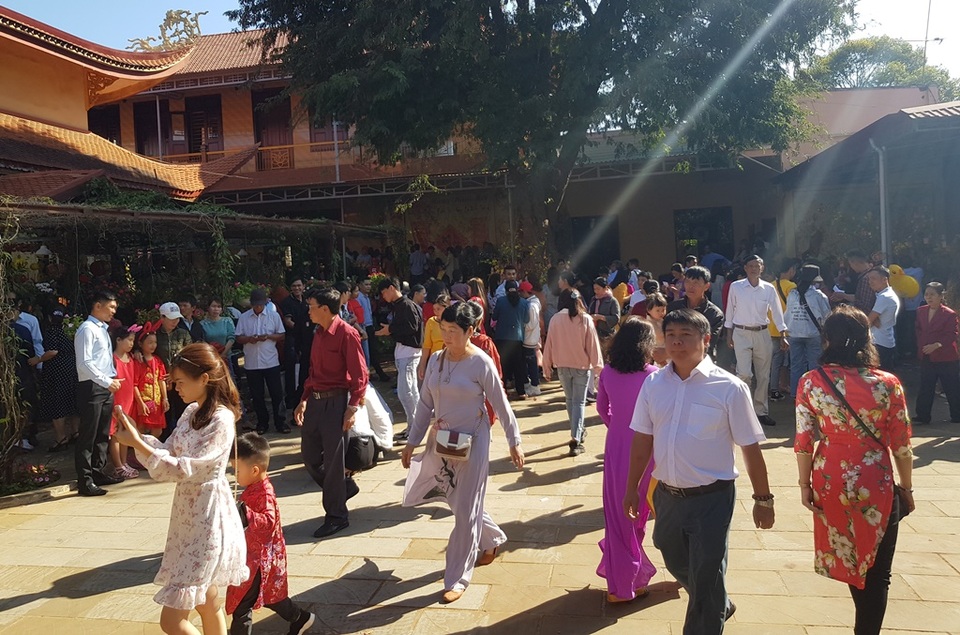 Dân phố núi hân hoan lên chùa hái lộc, cầu may đầu năm - 4 Dân phố núi hân hoan lên chùa hái lộc, cầu may đầu năm - 4