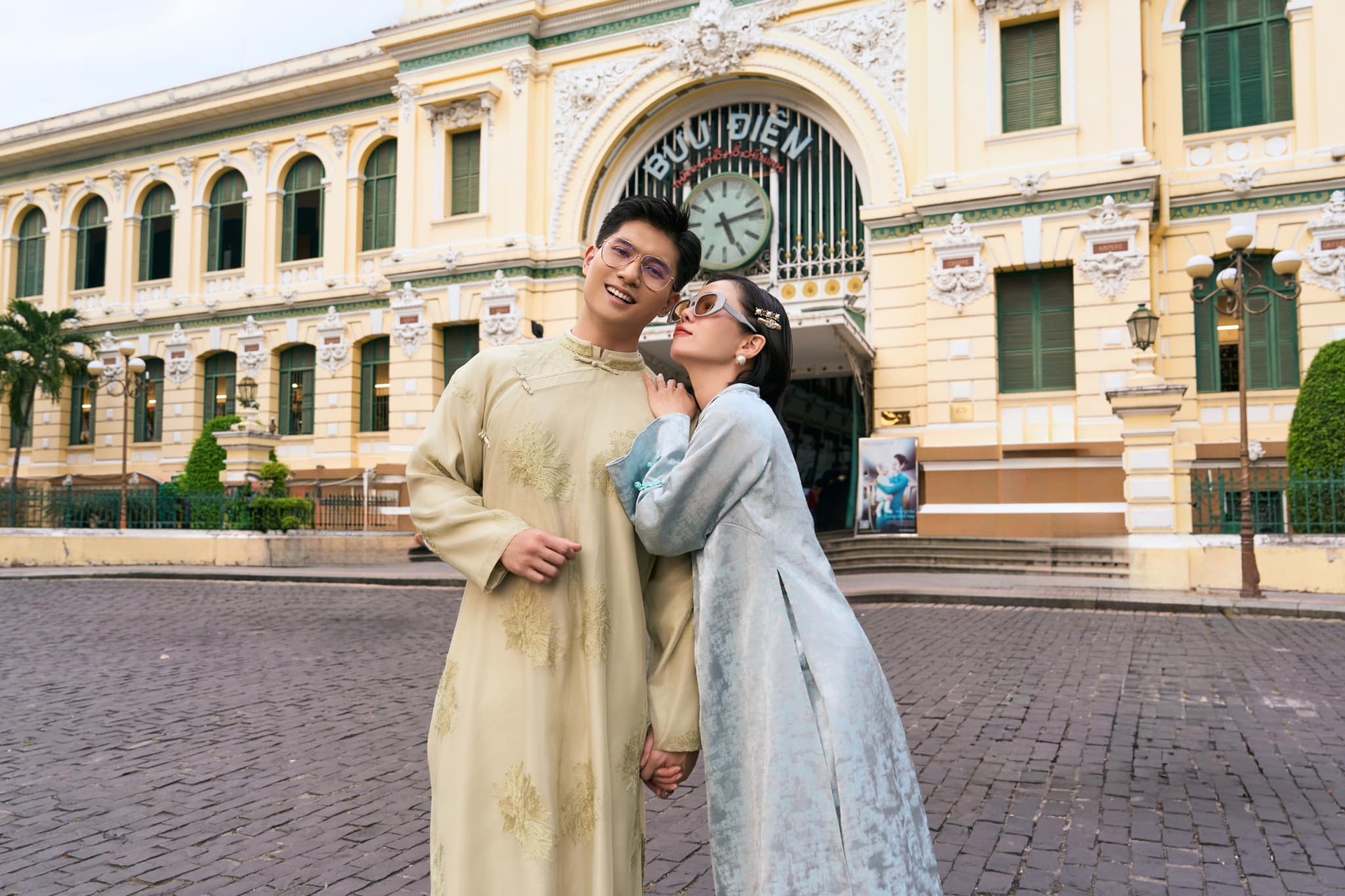 Gia đình Hồ Ngọc Hà mặc áo dài du xuân, Giáng My trang trí biệt thự đón Tết - 4 Gia đình Hồ Ngọc Hà mặc áo dài du xuân, Giáng My trang trí biệt thự đón Tết - 4