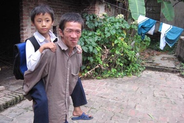 Bố tâm thần vẫn cần mẫn cõng con tới trường 