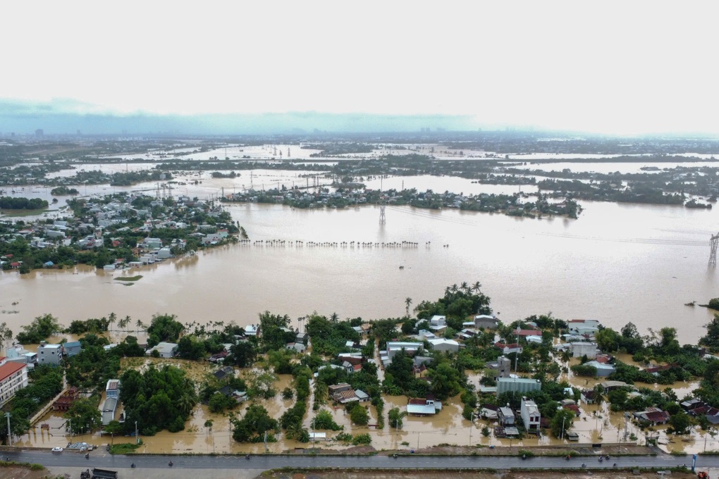 Miền Trung oằn mình trong lũ, nhà sập, người mất, tài sản bị cuốn trôi - 4