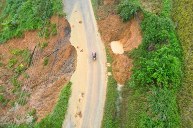 Sạt lở ở trung tâm bản Đôn, dây diện vắt vẻo bên đường