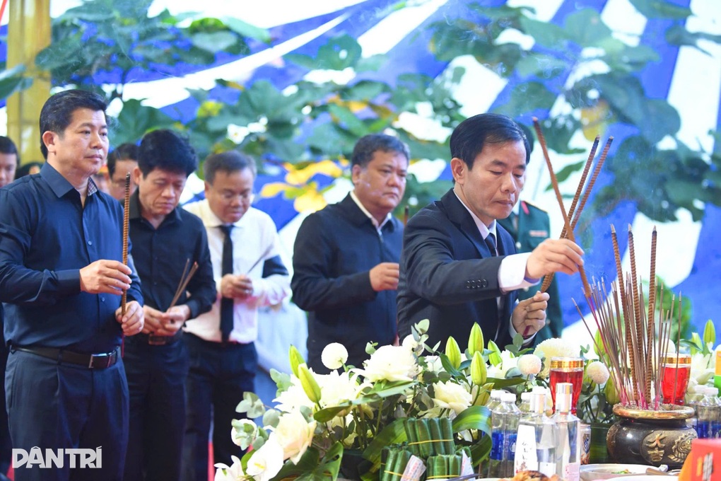 Tìm thấy nhiều phần hài cốt liệt sỹ ở khu vực hang Tám Cô - 1 Tìm thấy nhiều phần hài cốt liệt sỹ ở khu vực hang Tám Cô - 1