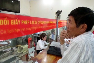 Người Hà Nội vẫn tấp nập đi đổi giấy phép lái xe