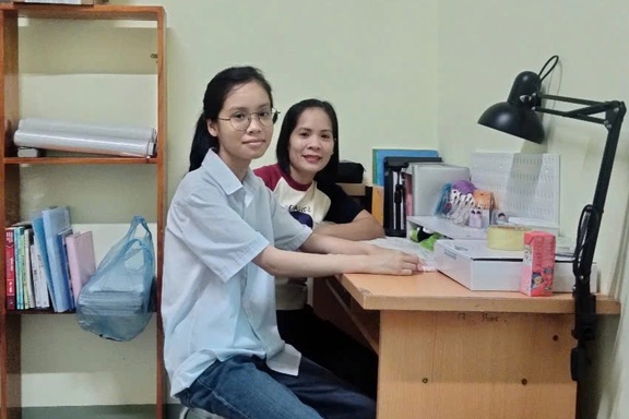 Nụ cười hạnh phúc của người mẹ góa trong tổ ấm vững chãi