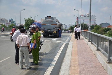 Xe bồn chở xăng bốc cháy, người đi đường hú vía