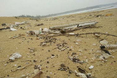 7 kilomet bờ biển bị dầu vón cục "tấn công"