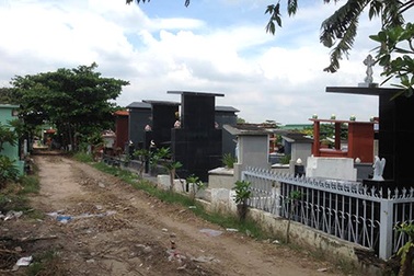 “Phân lô, bán nền” cho… người chết