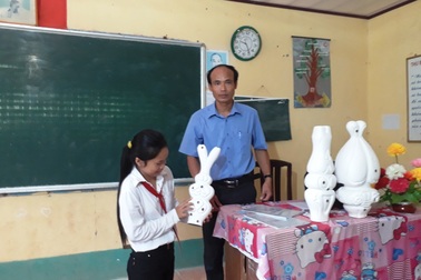 Cảm phục thầy giáo 17 năm “vượt biển” gieo chữ ở đảo xa