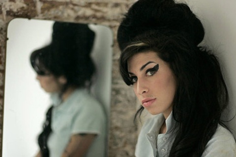 Amy Winehouse “hot” trở lại trên các bảng xếp hạng