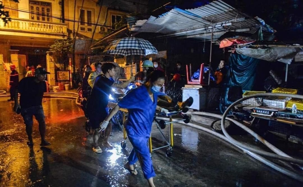 Cháy chung cư mini: Cay mắt tìm sự sống trên những chiếc cáng ám khói đen - 2