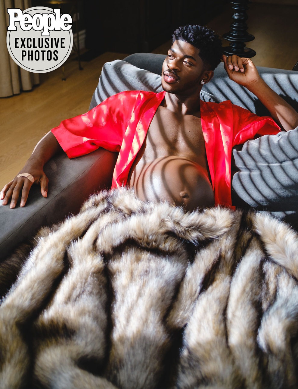 Rapper Lil Nas X gây xôn xao với hình ảnh công bố dự án âm nhạc mới - 2 Rapper Lil Nas X gây xôn xao với hình ảnh công bố dự án âm nhạc mới - 2