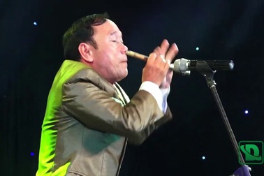 Nghệ nhân Mai Đình Tới thổi sáo bằng mũi