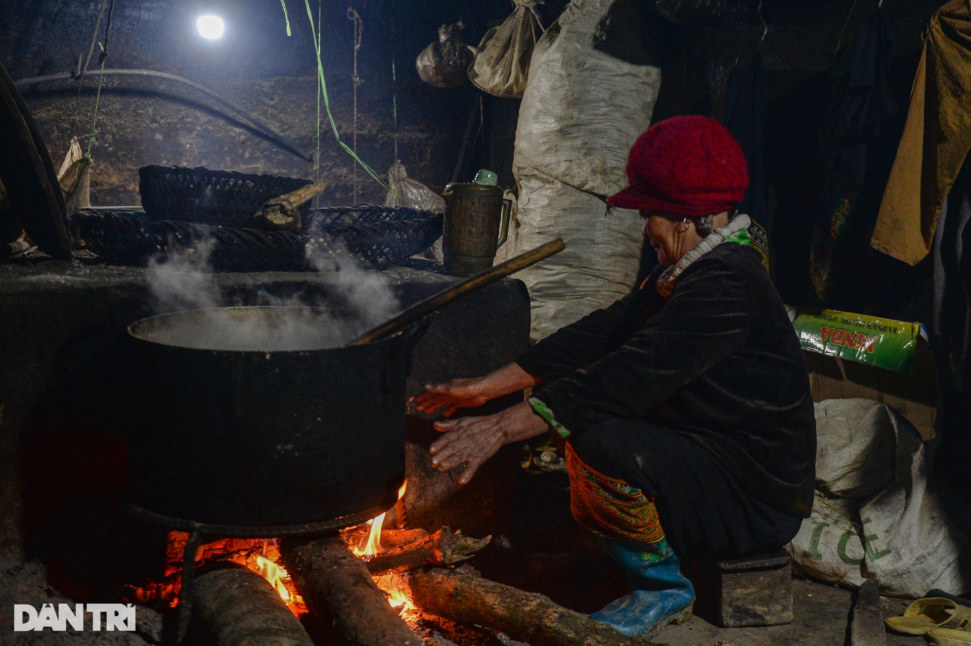 Life of people in Mau Son mountain area during bone-chilling cold days - 4