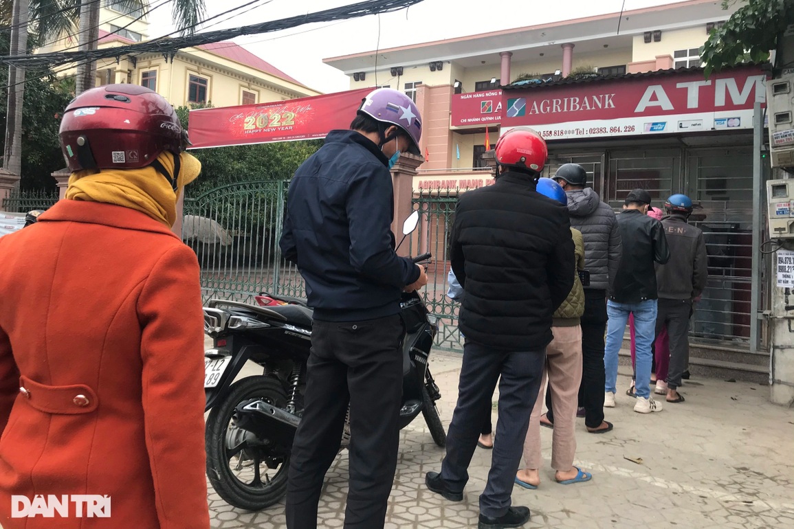 Nghẹt thở xếp hàng ở cây ATM chờ rút tiền ngày cận Tết - 2 Nghẹt thở xếp hàng ở cây ATM chờ rút tiền ngày cận Tết - 2