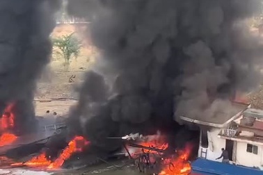 Tàu chở dầu cháy ngùn ngụt ở Ninh Bình