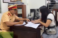 CSGT Hà Nội phạt nữ tài xế vừa lái xe máy vừa dùng điện thoại