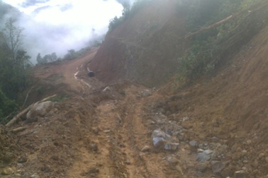 Người dân huyện Điện Biên bức xúc vì tốc độ làm đường kiểu “rùa bò”