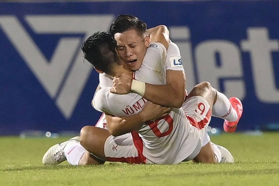 Quế Ngọc Hải, Bùi Tiến Dũng nói gì sau khi vô địch V-League? - 2 Quế Ngọc Hải, Bùi Tiến Dũng nói gì sau khi vô địch V-League? - 2