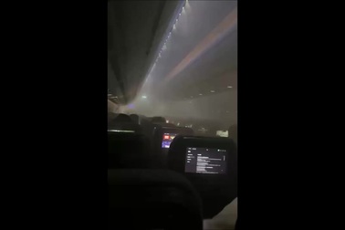 Máy bay hạ cánh khẩn cấp vì khói bao trùm khoang hành khách