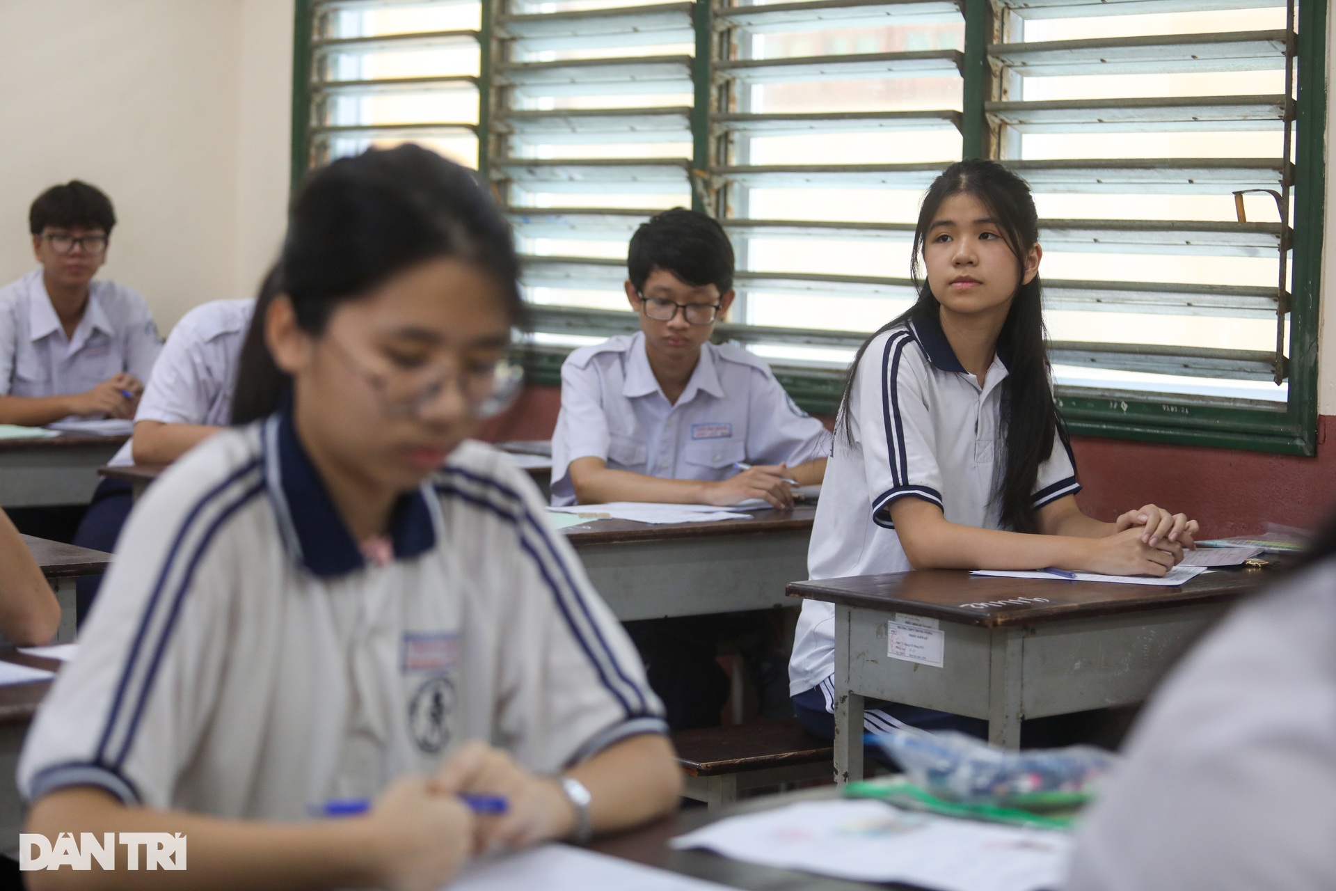 TPHCM: Đề văn thi vào lớp 10 vừa sức, phụ huynh ôm con ăn mừng hạnh phúc - 13 TPHCM: Đề văn thi vào lớp 10 vừa sức, phụ huynh ôm con ăn mừng hạnh phúc - 13