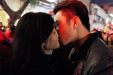 Các cặp tình nhân hôn nhau trước thềm năm mới