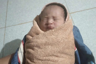 Bé sơ sinh bị bỏ dưới gốc cây đã được đưa về nhà mẹ đẻ