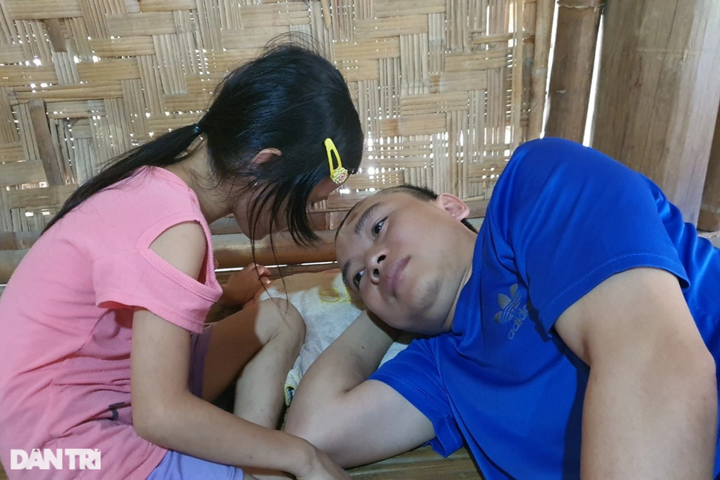 Cha gặp nạn chấn thương sọ não, 2 con thơ gập ghềnh đường đến trường - 8 Cha gặp nạn chấn thương sọ não, 2 con thơ gập ghềnh đường đến trường - 8