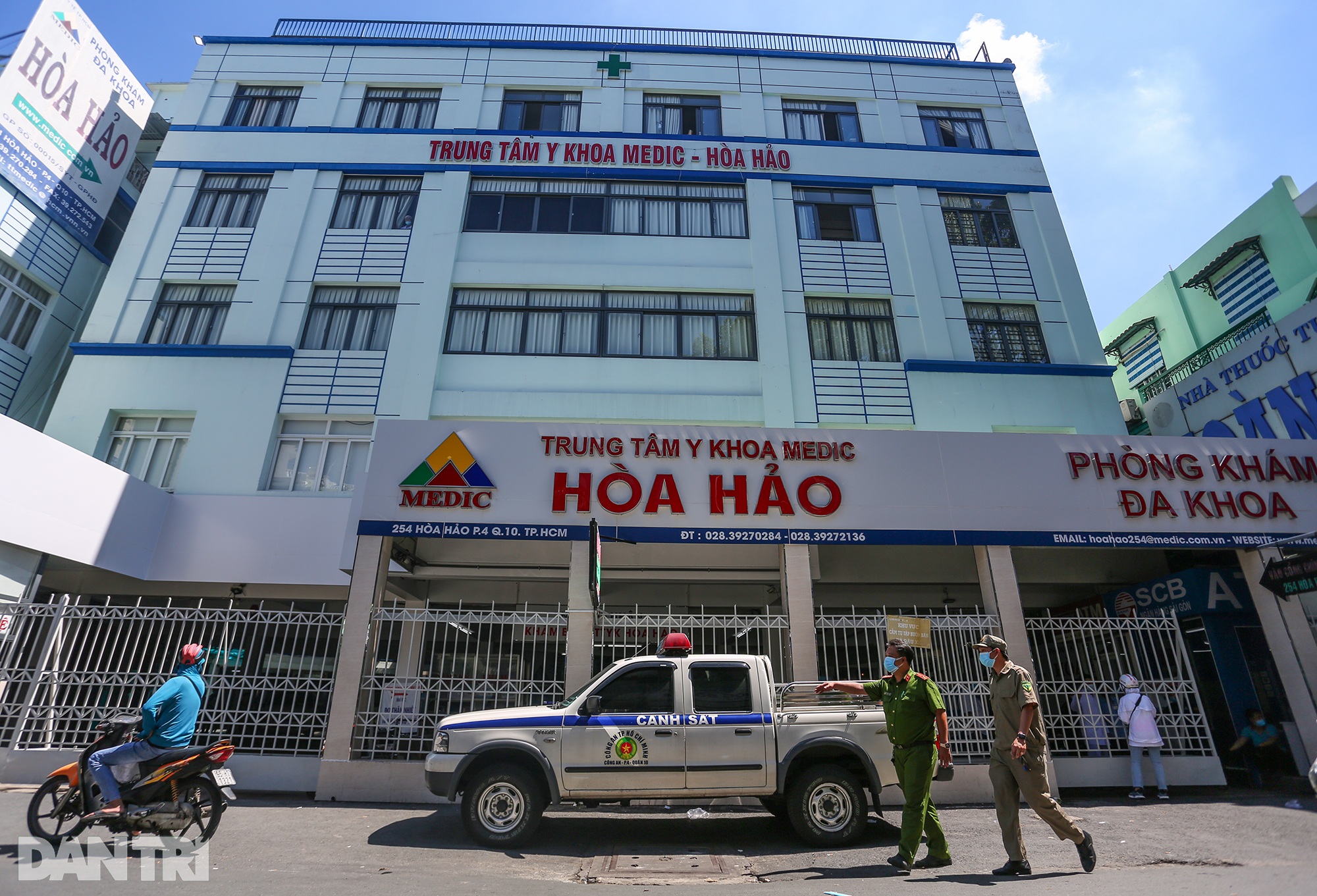 Phòng khám Hòa Hảo bị phong tỏa: Dân đội nắng chờ cửa, tìm nơi trị bệnh - 1 Phòng khám Hòa Hảo bị phong tỏa: Dân đội nắng chờ cửa, tìm nơi trị bệnh - 1