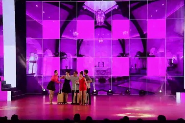 Khánh Thi- Phan Hiển biểu diễn trên sân khấu.