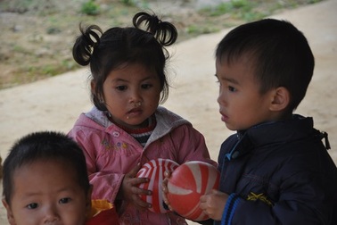 Xót xa trẻ mầm non phải học trong nhà bếp, ngủ cạnh chuồng trâu