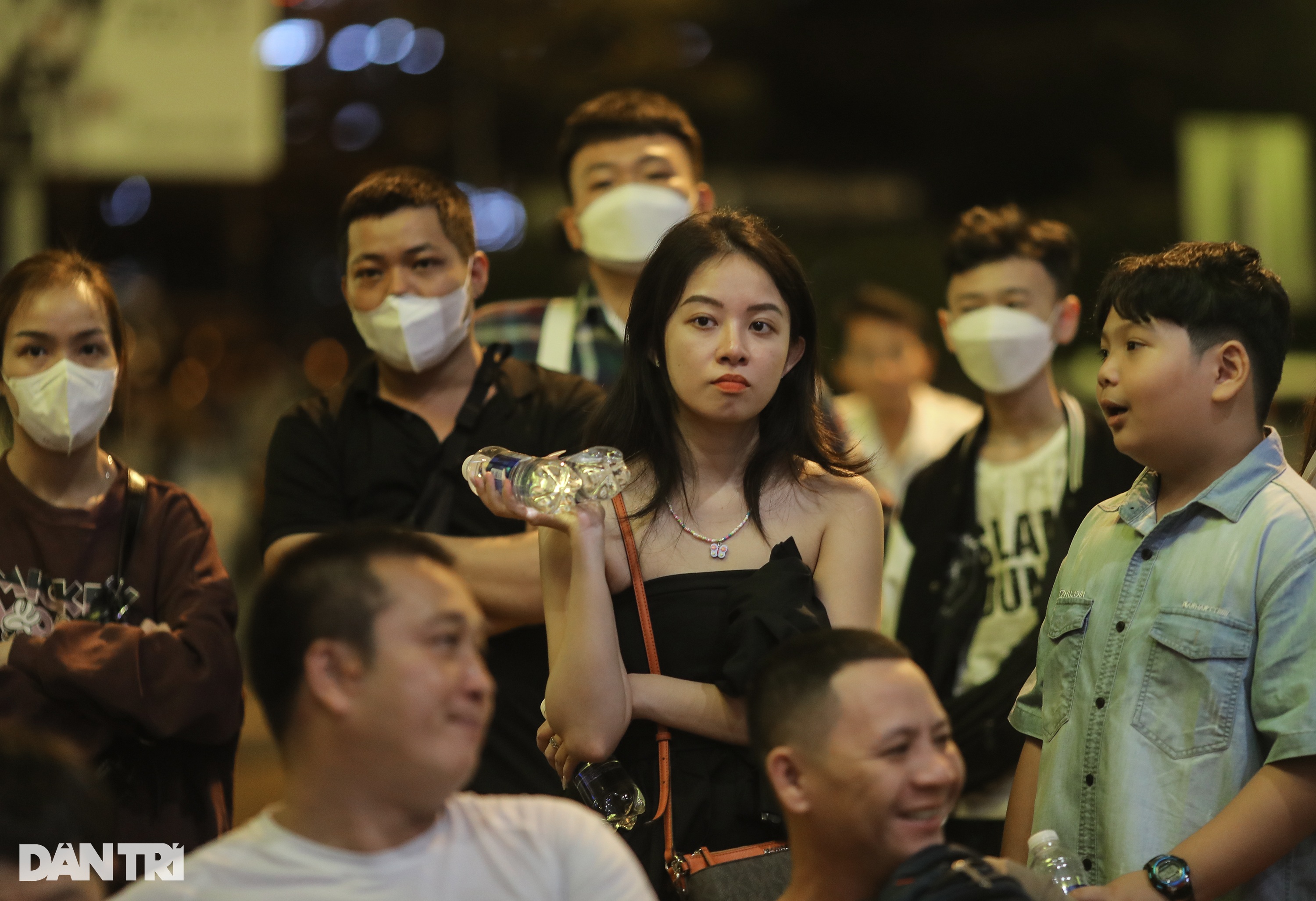 Sân bay Tân Sơn Nhất chật ních người vào giữa đêm - 9 Sân bay Tân Sơn Nhất chật ních người vào giữa đêm - 9
