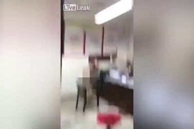 Bị bắt, người đẹp cởi hết đồ cãi nhau với cảnh sát