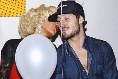 Vũ nữ thoát y bị nghi hẹn hò bạn nhảy