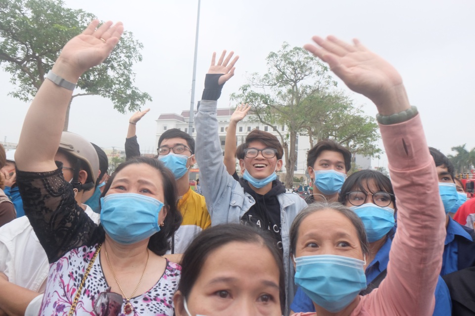 Hôm nay hàng nghìn thanh niên hăng hái lên đường nhập ngũ - 6 Hôm nay hàng nghìn thanh niên hăng hái lên đường nhập ngũ - 6