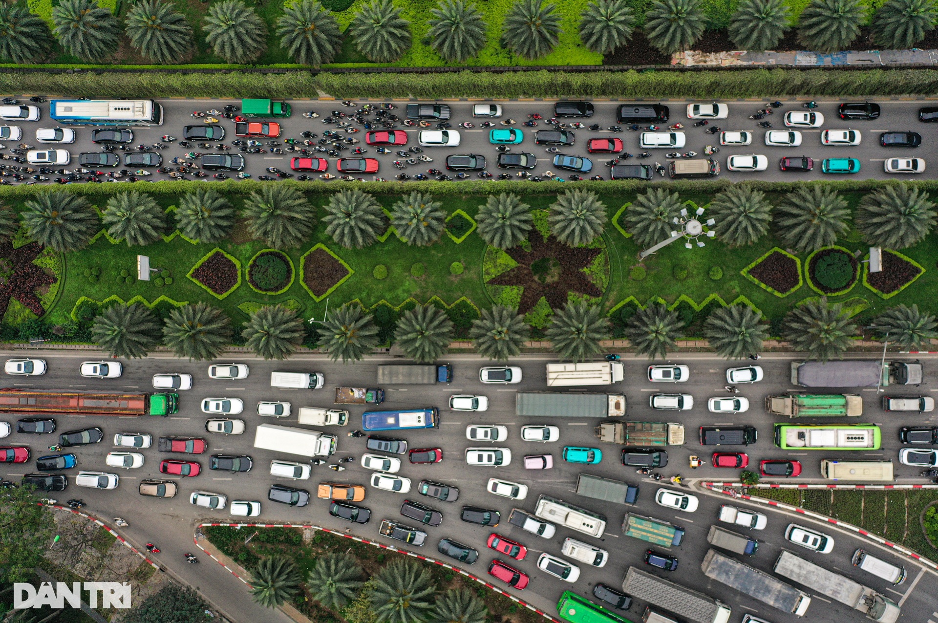 Hà Nội: Giao thông hỗn loạn, kẹt gần 5km trên đại lộ Thăng Long - 8 Hà Nội: Giao thông hỗn loạn, kẹt gần 5km trên đại lộ Thăng Long - 8