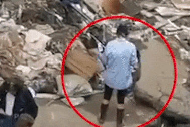 Phóng viên tự bôi bùn rồi nói vừa giúp người dân vùng ngập lụt dọn dẹp