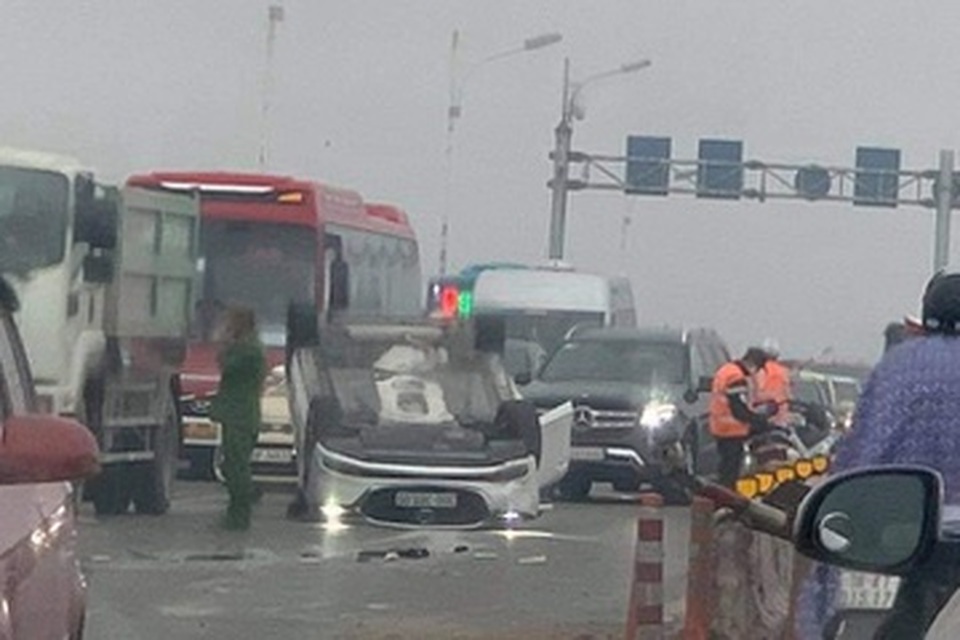 Ô tô phơi bụng sau khi tông dải phân cách cầu Vĩnh Tuy - 1 Ô tô phơi bụng sau khi tông dải phân cách cầu Vĩnh Tuy - 1