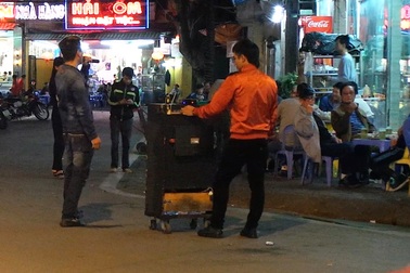Loa thùng hát rong vây hãm hàng quán Hà Nội