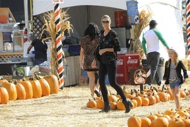 Heidi Klum đưa các con đi chơi Halloween 