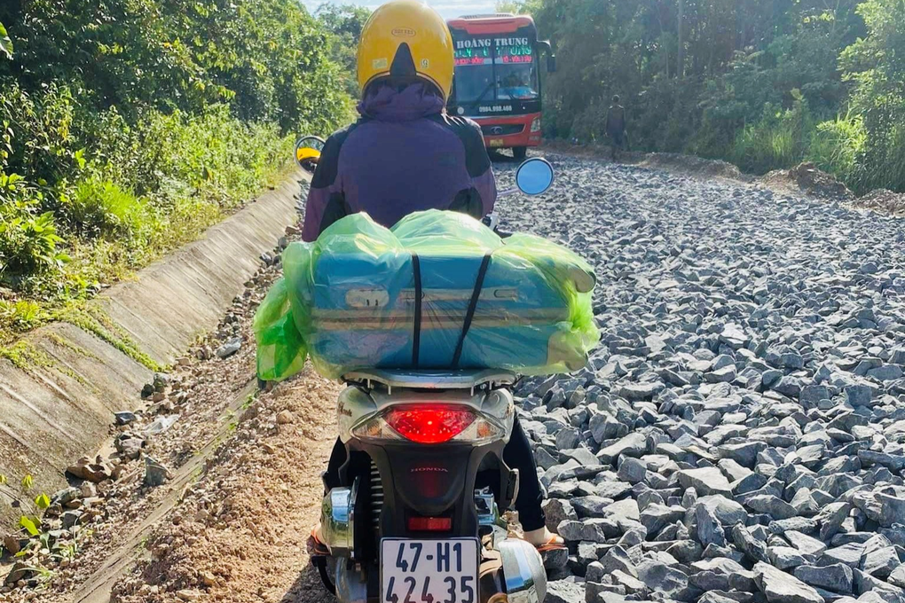 Thầy cô giáo băng rừng… đứt cả dép mới đến được điểm thi huyện biên giới - 1 Thầy cô giáo băng rừng… đứt cả dép mới đến được điểm thi huyện biên giới - 1