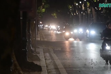 Công nhân dùng máy thổi rác, người đi đường ngạt thở