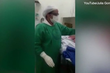 Bé sơ sinh biết đi ngay khi lọt lòng mẹ