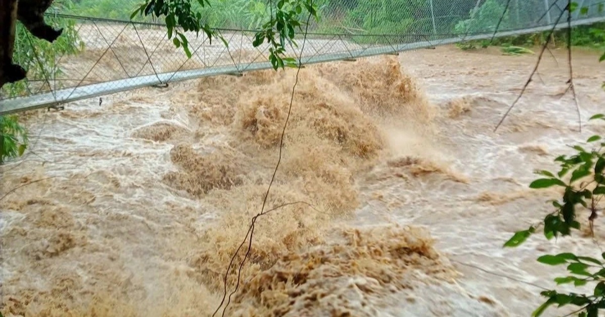 Nước lũ đổ về cuồn cuộn, hàng trăm người dân phải sơ tán khẩn cấp