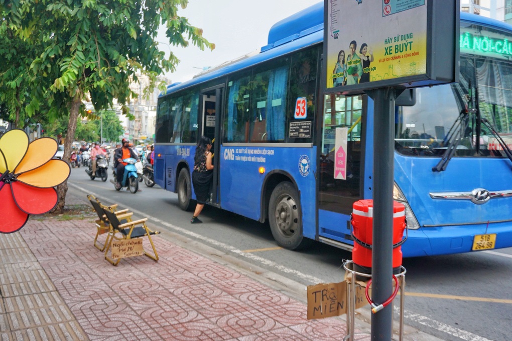 TPHCM: Quán cà phê đặt ghế chờ xe buýt, tặng trà đá cho người qua lại - 1 TPHCM: Quán cà phê đặt ghế chờ xe buýt, tặng trà đá cho người qua lại - 1