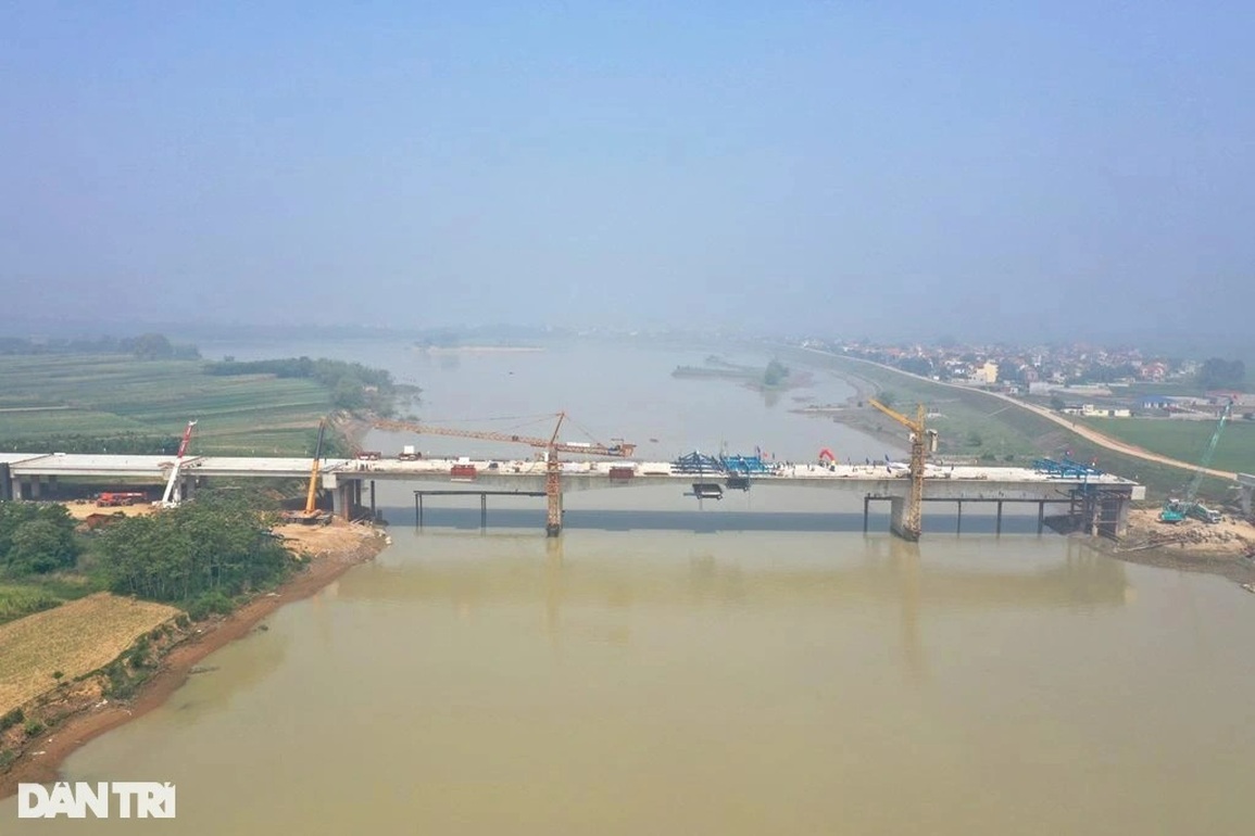 Hợp long cây cầu lớn nhất dự án cao tốc Bắc - Nam đoạn Mai Sơn - Quốc lộ 45 - 2 Hợp long cây cầu lớn nhất dự án cao tốc Bắc - Nam đoạn Mai Sơn - Quốc lộ 45 - 2