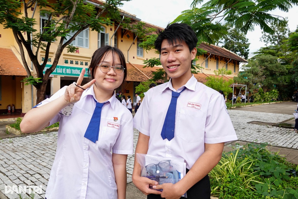 Sĩ tử Cần Thơ rầu rĩ vì đề toán quá khó, nhiều em bỏ phần câu hỏi - 2 Sĩ tử Cần Thơ rầu rĩ vì đề toán quá khó, nhiều em bỏ phần câu hỏi - 2