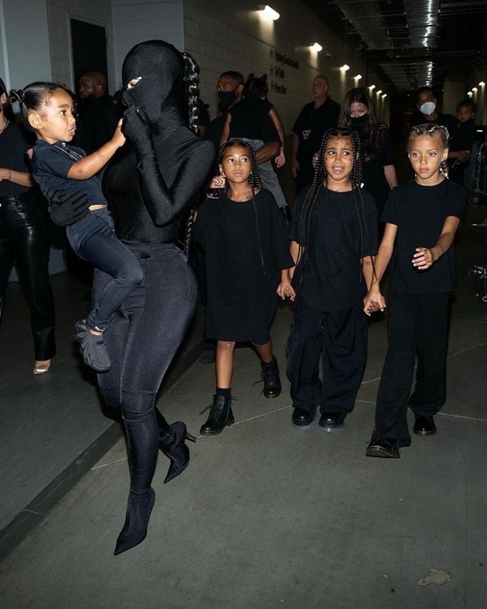 Chán khoe thân, Kim Kardashian chuyển sang phong cách kín mít - 5 Chán khoe thân, Kim Kardashian chuyển sang phong cách kín mít - 5