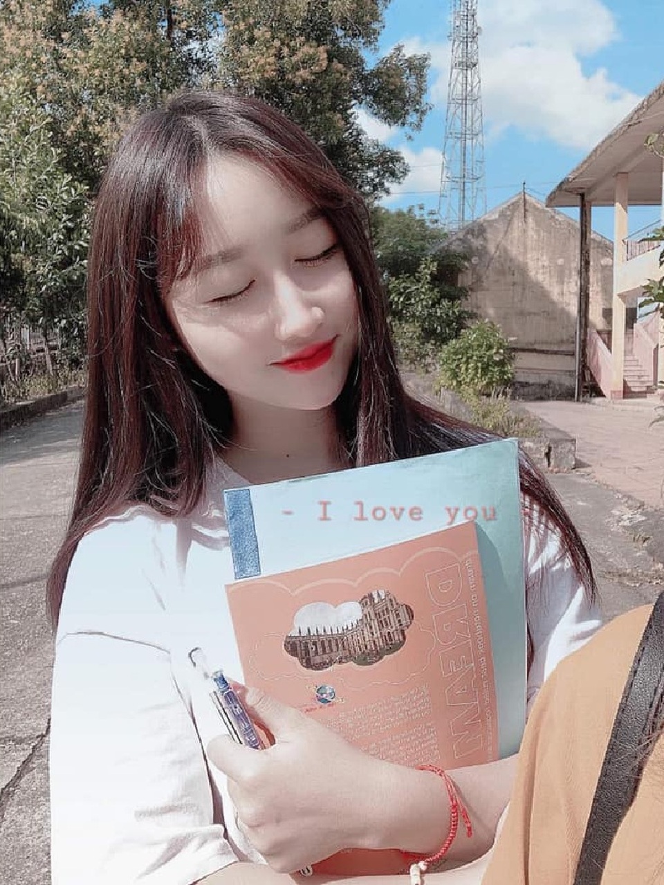 Cô giáo tiểu học dịu dàng khoe sắc bên hoa cúc họa mi - 9 Cô giáo tiểu học dịu dàng khoe sắc bên hoa cúc họa mi - 9