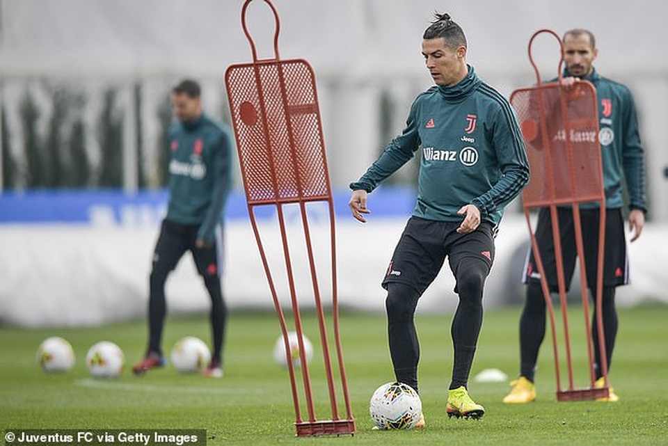 C.Ronaldo trở lại Italia sau 2 tháng tránh dịch - 1 C.Ronaldo trở lại Italia sau 2 tháng tránh dịch - 1